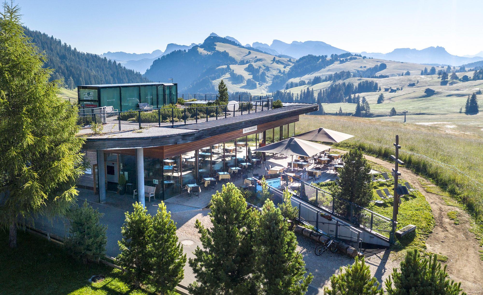 Bergrestaurant-auf-der-Seiser-Alm-Dolomiten-Südtirol-Kastelruth