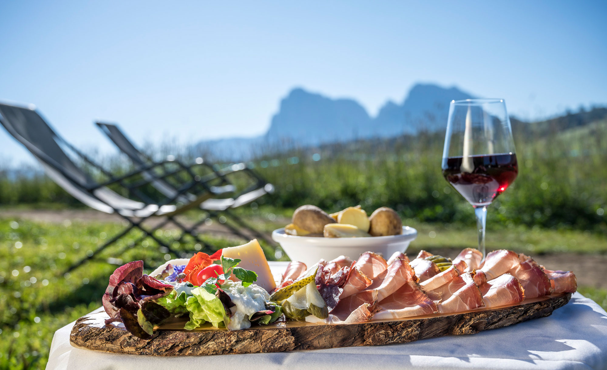 Restaurant-auf-der-Seiser-Alm-–-Herzhaft-schlemmen-und-atemberaubende-Dolomitenblicke-genießen