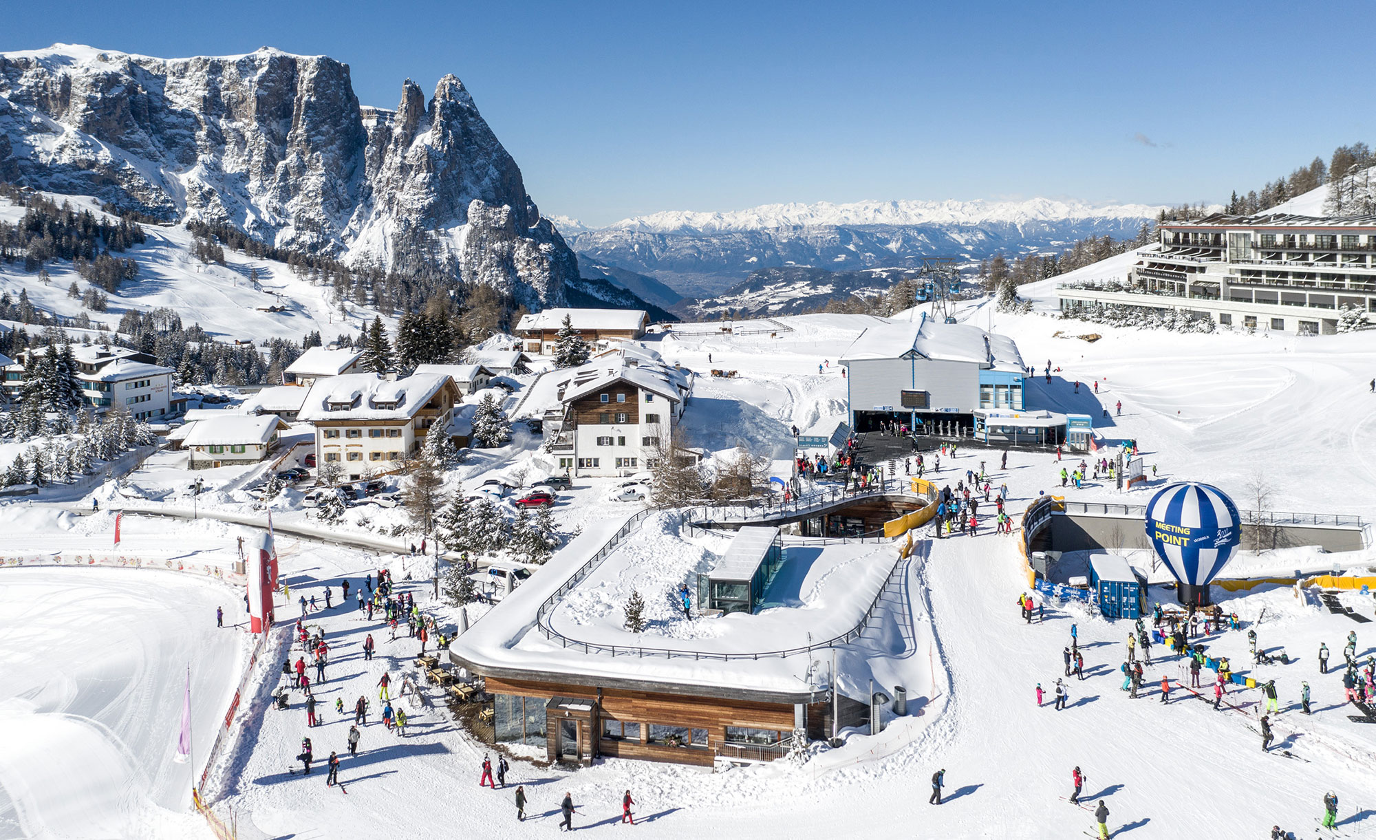 Restaurant-liegt-direkt-an-der-Bergstation-des-Skigebiet-Seiser-Alm