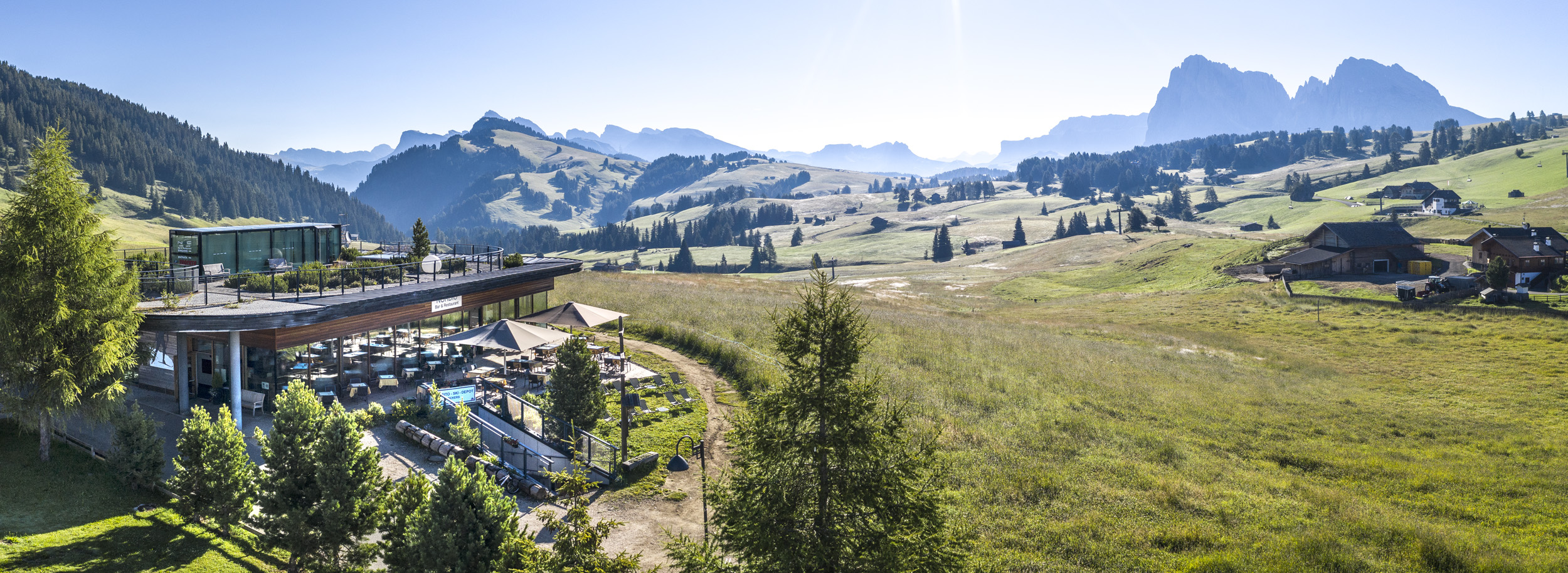 Gewaltiger Panoramablick vom Bergrestaurant auf die Seiser Alm